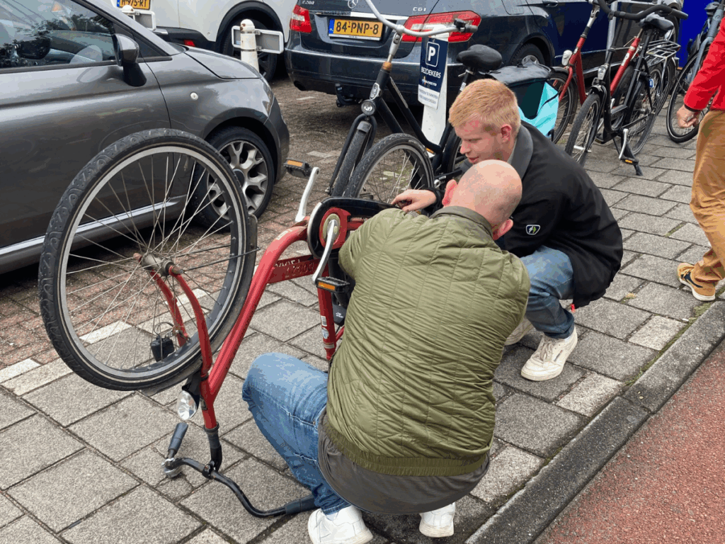 Jack en Quinten repareren fiets