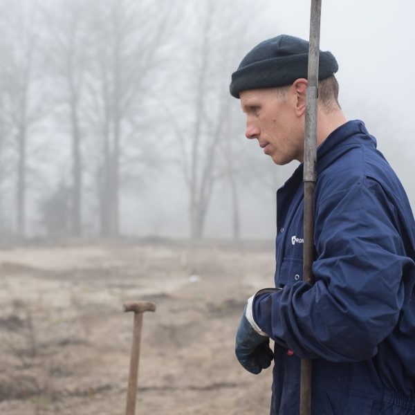 Foto van veldwerker bodemonderzoek